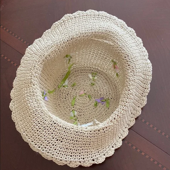 Elegant Beige Crochet Hat with Floral Accents - Picture 4 of 5
